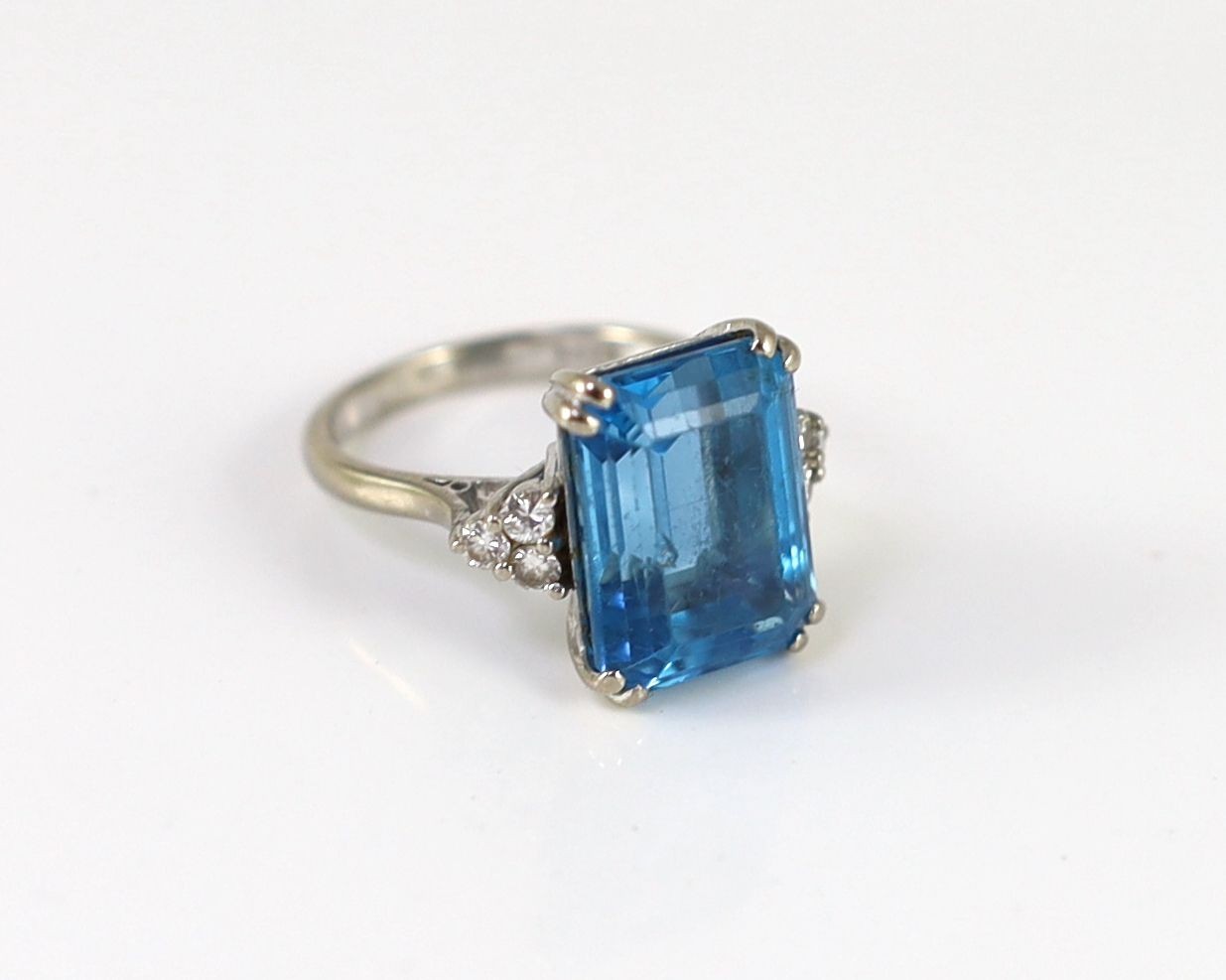 A modern 18ct white gold and emerald cut blue topaz set dress ring